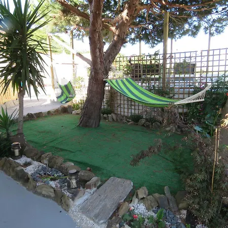 Lufi Surf House Costa Da Caparica Bed & Breakfast 2*